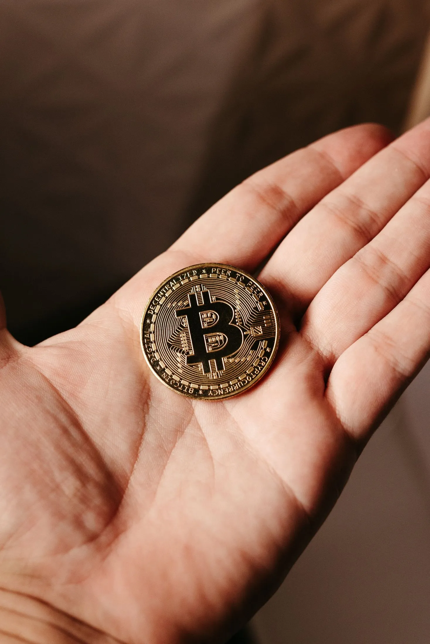عملة بيتكوين واحدة في كف مفتوحة
