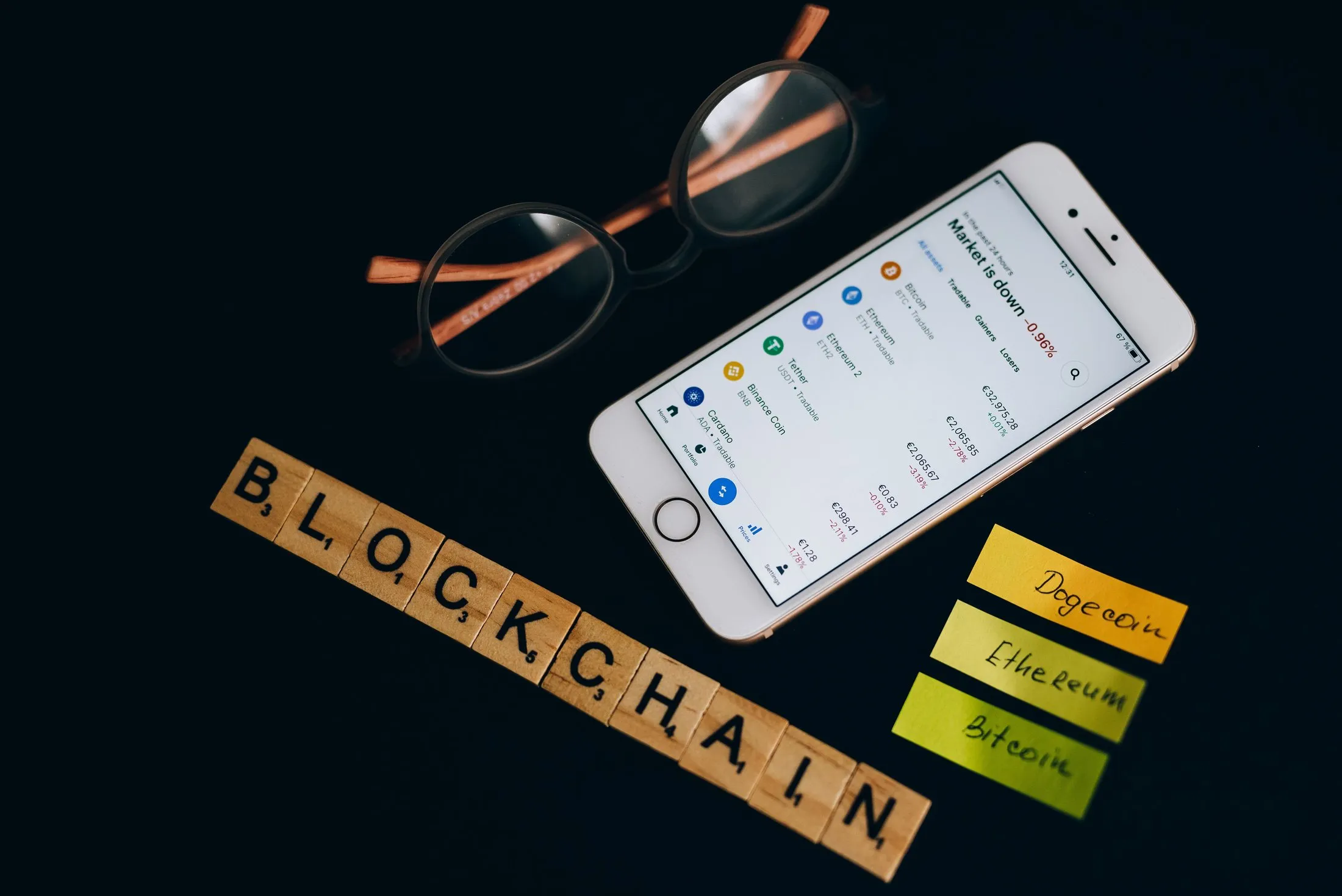 تطبيق محفظة رقمية على هاتف بجوار أحرف تشكل كلمة blockchain