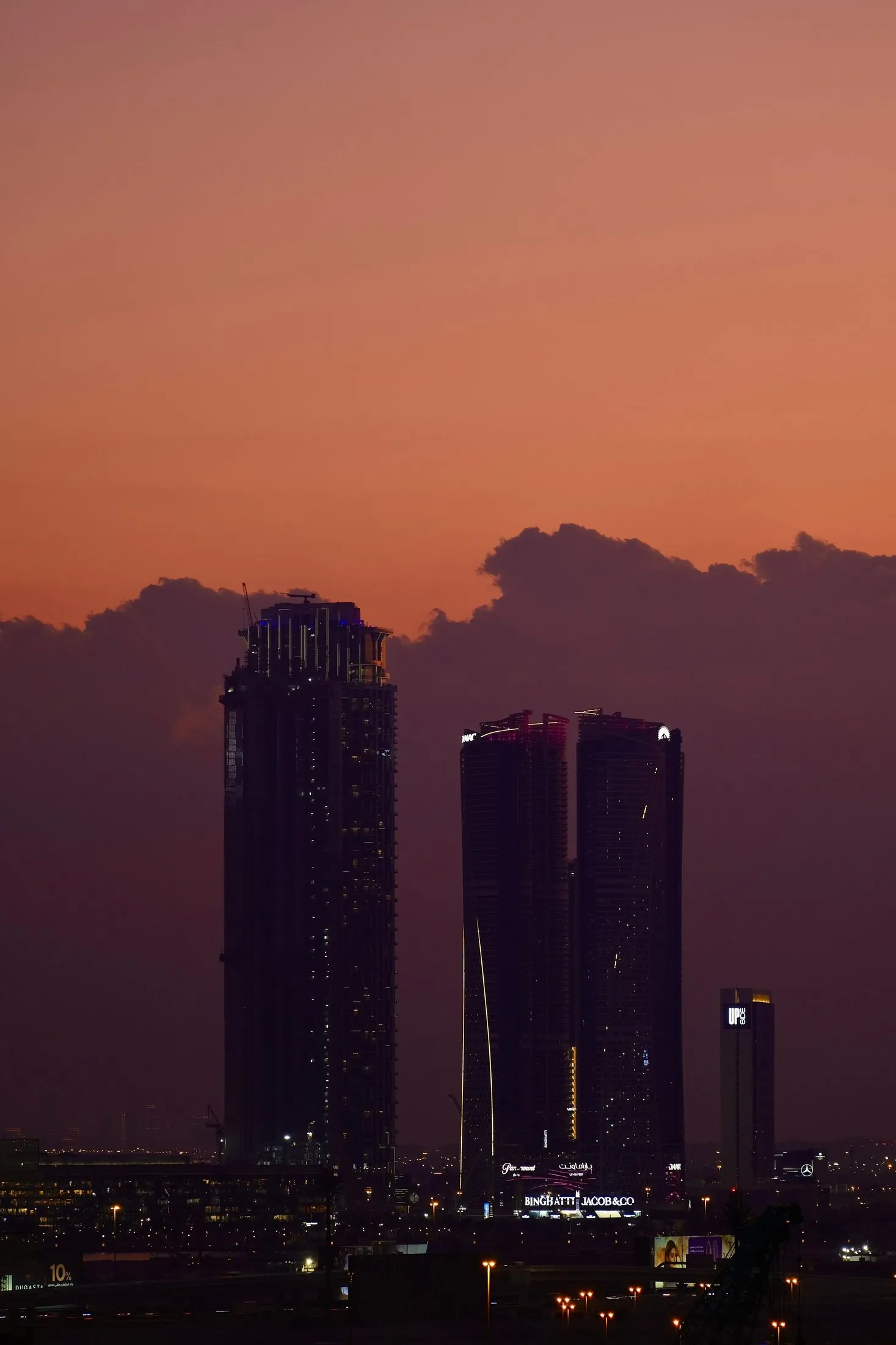 ناطحات سحاب دبي في ضوء الغسق