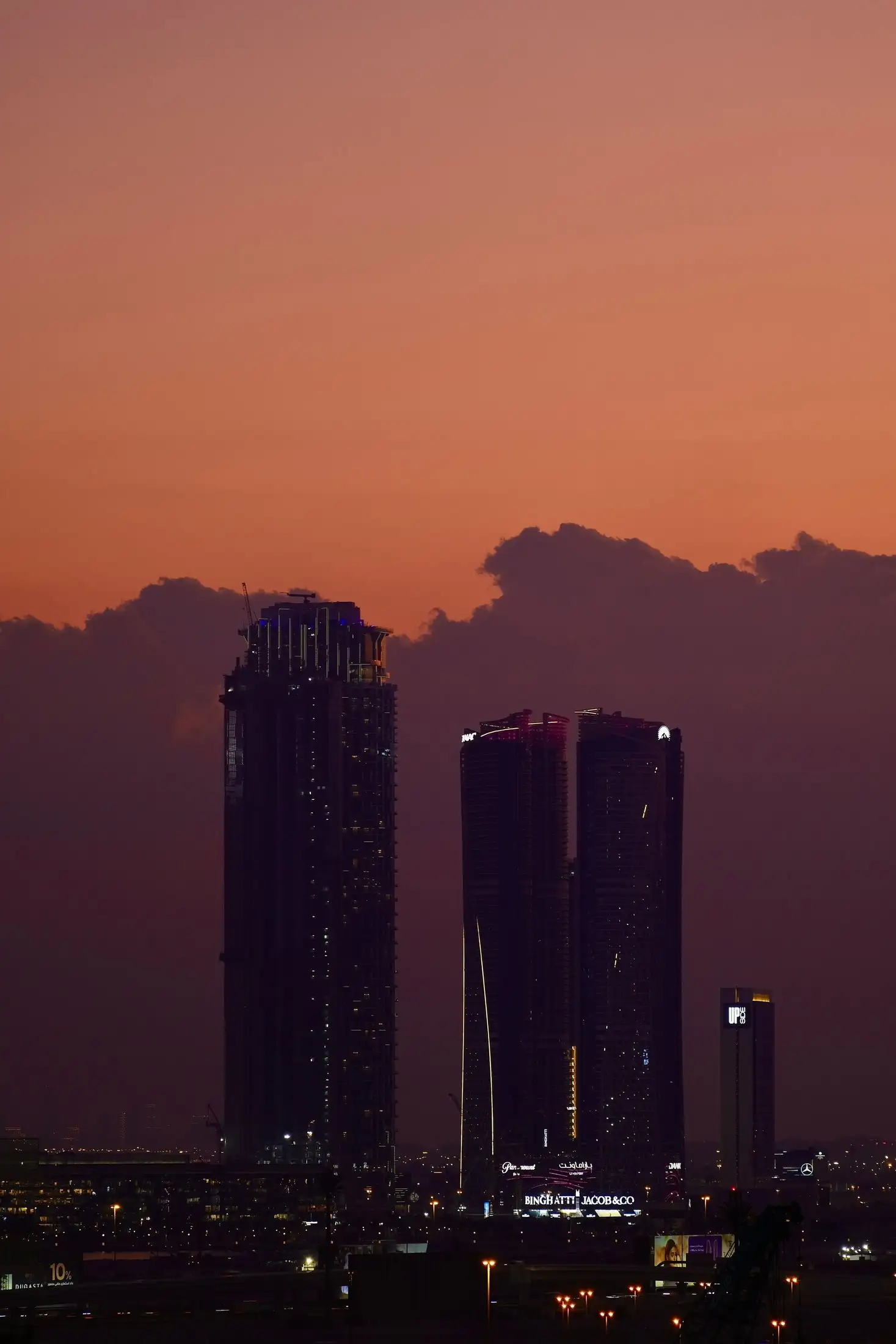 ناطحات سحاب دبي في ضوء الغسق